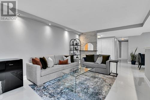 1703 - 2759 Carousel Crescent, Ottawa, ON - Indoor Photo Showing Living Room