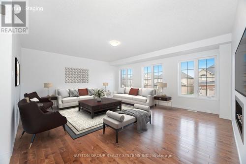 565 Sundew Drive, Waterloo, ON - Indoor Photo Showing Living Room