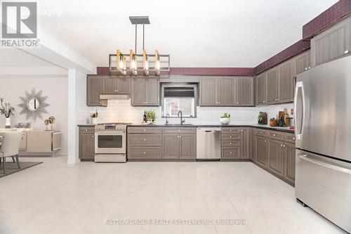 565 Sundew Drive, Waterloo, ON - Indoor Photo Showing Kitchen With Stainless Steel Kitchen With Upgraded Kitchen