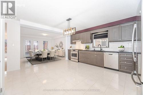 565 Sundew Drive, Waterloo, ON - Indoor Photo Showing Kitchen With Upgraded Kitchen