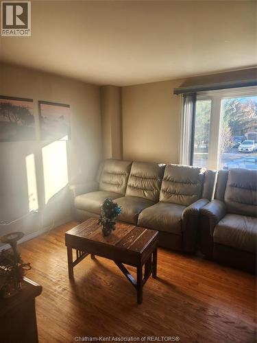 76 Uxbridge Crescent, Kitchener, ON - Indoor Photo Showing Living Room