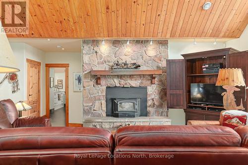 2623 Con 10 N Nottawasaga Road N, Clearview, ON - Indoor Photo Showing Living Room With Fireplace