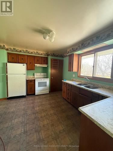 548 Simcoe Road, Bradford West Gwillimbury, ON - Indoor Photo Showing Kitchen With Double Sink
