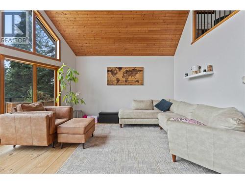 65 Furlong Road, Enderby, BC - Indoor Photo Showing Living Room
