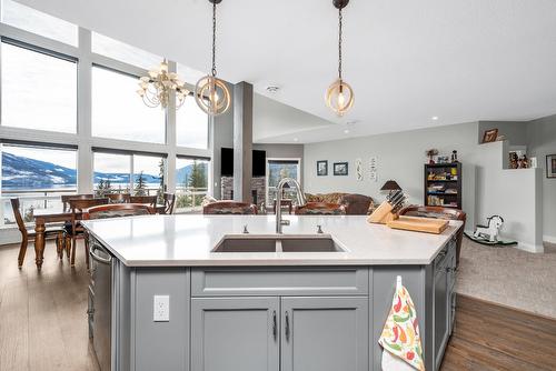 202-3473 Lakeview Place, Enderby, BC - Indoor Photo Showing Kitchen