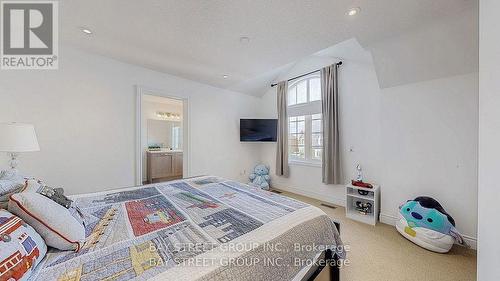 71 Manor Glen Crescent, East Gwillimbury, ON - Indoor Photo Showing Bedroom