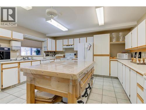 1329 Klo Road Unit# 106, Kelowna, BC - Indoor Photo Showing Kitchen With Double Sink