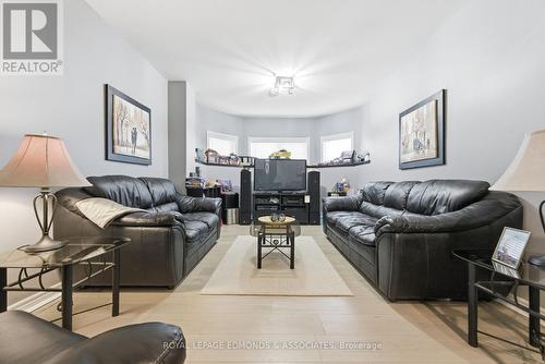 655 Fairview Avenue S, Laurentian Valley, ON - Indoor Photo Showing Living Room