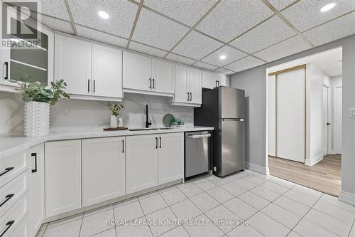 705 - 155 Hillcrest Avenue, Mississauga, ON - Indoor Photo Showing Kitchen