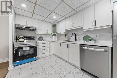 705 - 155 Hillcrest Avenue, Mississauga, ON - Indoor Photo Showing Kitchen