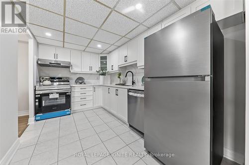 705 - 155 Hillcrest Avenue, Mississauga, ON - Indoor Photo Showing Kitchen