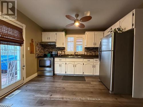 Kitchen - 922 Glendale Court, Burlington, ON - Indoor Photo Showing Kitchen