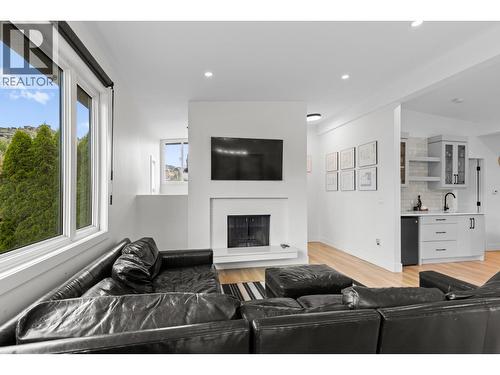 1511 Lambert Avenue, Kelowna, BC - Indoor Photo Showing Living Room With Fireplace