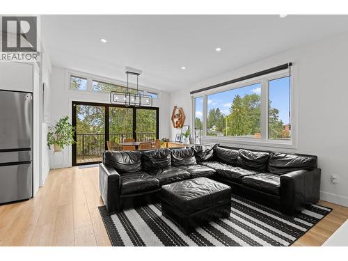 1511 Lambert Avenue, Kelowna, BC - Indoor Photo Showing Living Room