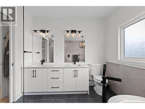 1511 Lambert Avenue, Kelowna, BC - Indoor Photo Showing Bathroom
