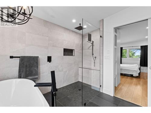 1511 Lambert Avenue, Kelowna, BC - Indoor Photo Showing Bathroom