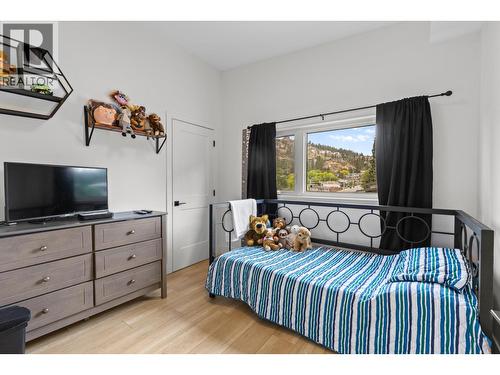 Second main floor bedroom perfect for guests or family. - 1511 Lambert Avenue, Kelowna, BC - Indoor Photo Showing Bedroom