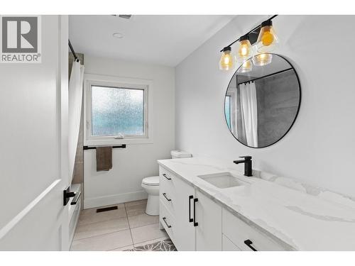 Beautifully finished full bathroom on the main level. - 1511 Lambert Avenue, Kelowna, BC - Indoor Photo Showing Bathroom
