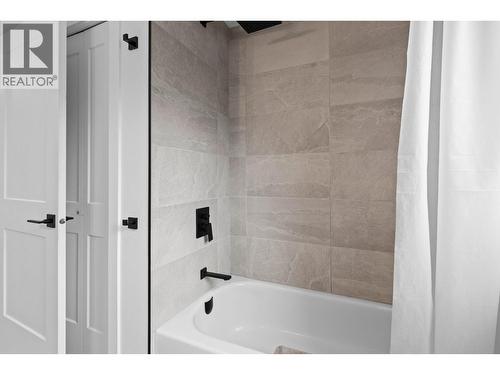 1511 Lambert Avenue, Kelowna, BC - Indoor Photo Showing Bathroom