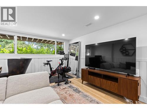 1511 Lambert Avenue, Kelowna, BC - Indoor Photo Showing Living Room
