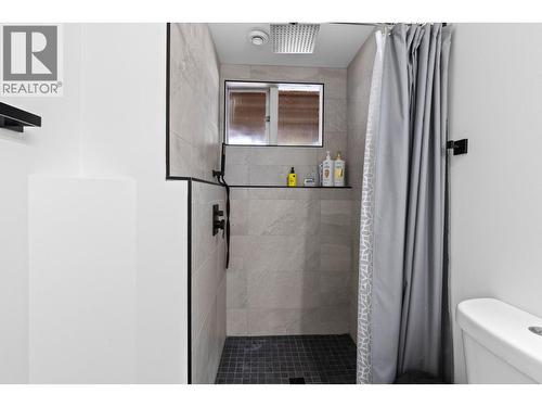 1511 Lambert Avenue, Kelowna, BC - Indoor Photo Showing Bathroom