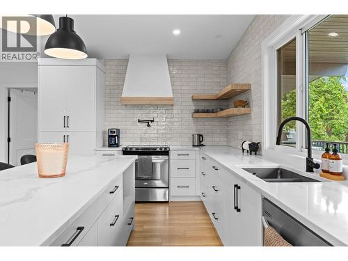 1511 Lambert Avenue, Kelowna, BC - Indoor Photo Showing Kitchen With Upgraded Kitchen