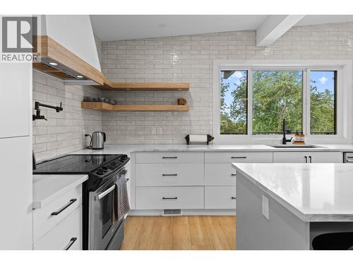 1511 Lambert Avenue, Kelowna, BC - Indoor Photo Showing Kitchen With Upgraded Kitchen