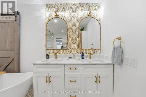 33 Dufferin Street, Brant, ON - Indoor Photo Showing Bathroom
