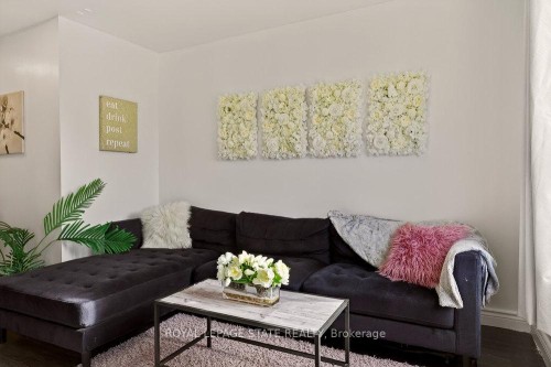 163 Hope Avenue, Hamilton, ON - Indoor Photo Showing Living Room