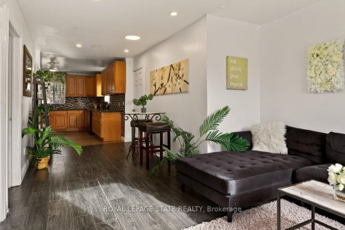 163 Hope Avenue, Hamilton, ON - Indoor Photo Showing Living Room