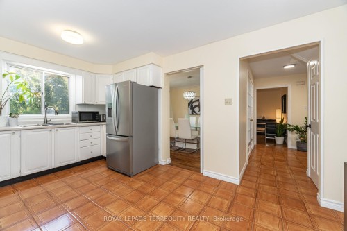 4085 Wheelwright Crescent, Mississauga, ON - Indoor Photo Showing Kitchen
