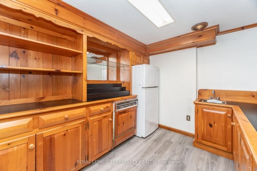 4085 Wheelwright Crescent, Mississauga, ON - Indoor Photo Showing Kitchen