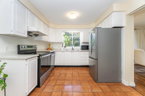 4085 Wheelwright Crescent, Mississauga, ON - Indoor Photo Showing Kitchen