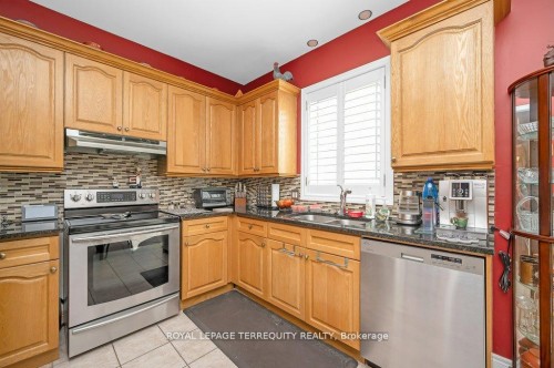 15 Armour Crescent, Hamilton, ON - Indoor Photo Showing Kitchen With Double Sink