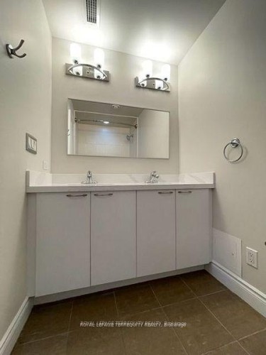 Ph3-225 Webb Drive, Mississauga, ON - Indoor Photo Showing Bathroom