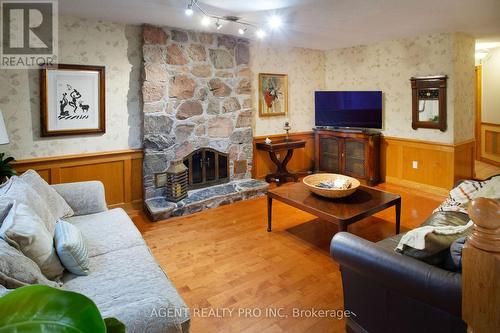 922 Country Club Crescent, London South (South Q), ON - Indoor Photo Showing Living Room With Fireplace