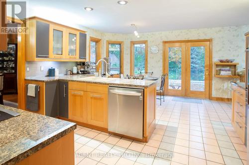 Kitchen with breakfast area - 922 Country Club Crescent, London South (South Q), ON - Indoor Photo Showing Kitchen