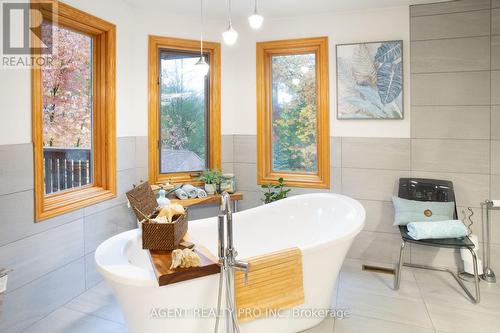 922 Country Club Crescent, London South (South Q), ON - Indoor Photo Showing Bathroom