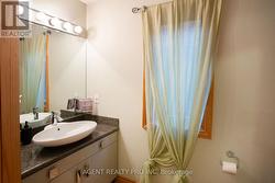 Main floor 3 pc bathrm - 