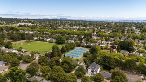 2639 Victor St, Victoria, BC 