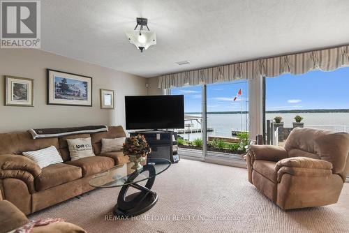 1111 Burnside Drive, Augusta, ON - Indoor Photo Showing Living Room