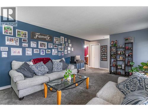 250 Husch Road, Kelowna, BC - Indoor Photo Showing Living Room
