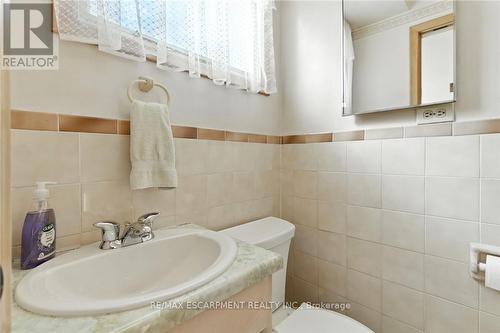 18 Jasper Drive, Hamilton, ON - Indoor Photo Showing Bathroom
