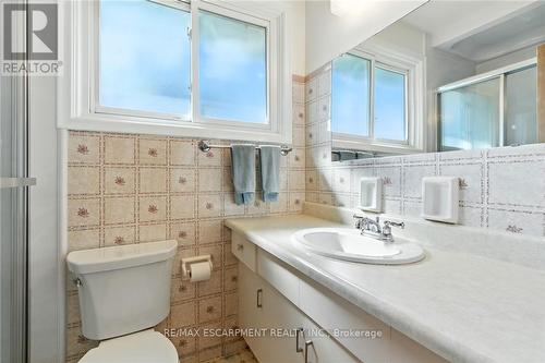 18 Jasper Drive, Hamilton, ON - Indoor Photo Showing Bathroom