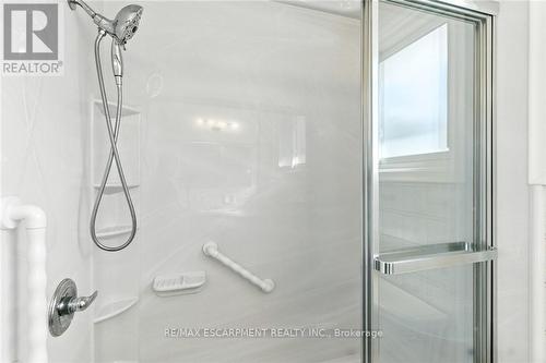 18 Jasper Drive, Hamilton, ON - Indoor Photo Showing Bathroom