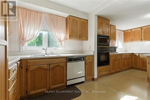 18 Jasper Drive, Hamilton, ON - Indoor Photo Showing Kitchen
