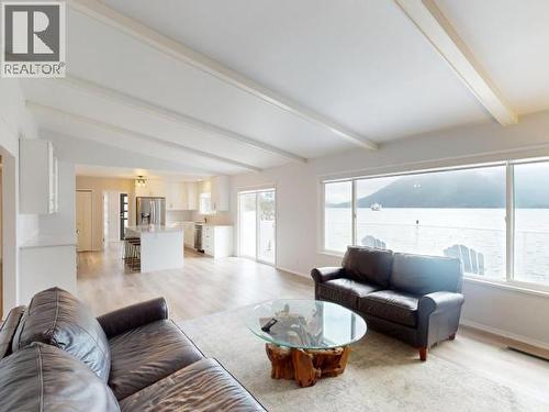 2440 Jenkinson Road, Powell River, BC - Indoor Photo Showing Living Room