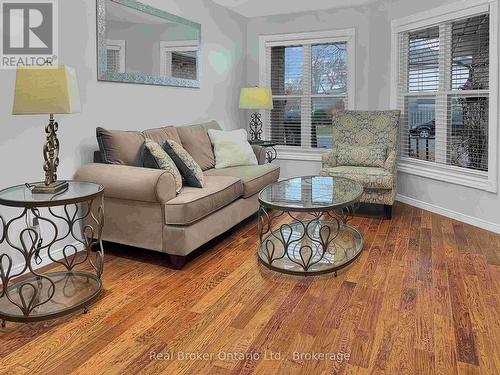 157 Twin Crescent, Hamilton (Butler), ON - Indoor Photo Showing Living Room