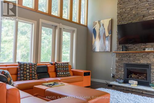 89 Byron Street, Niagara-On-The-Lake (Town), ON - Indoor Photo Showing Living Room With Fireplace