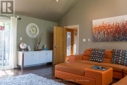 89 Byron Street, Niagara-On-The-Lake (Town), ON - Indoor Photo Showing Living Room